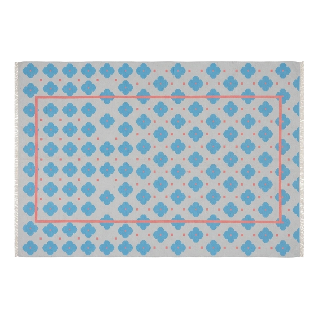 Dove Grey Cotton Flat Weave Rug with Blue Quatrefoil Pattern - alternate view